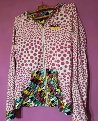 Sudadera con cremallera y estampado