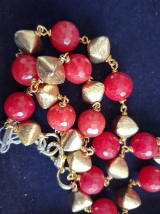 Collar dorado con cuentas rojas