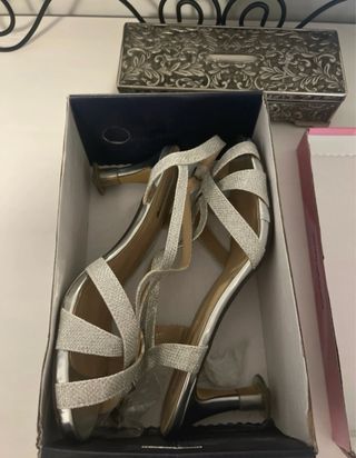 Zapatos de tacón plateados brillantes