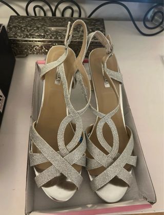 Zapatos de tacón plateados brillantes