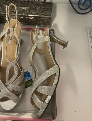 Zapatos de tacón plateados brillantes