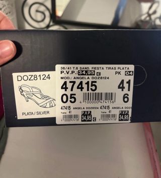 Zapatos de tacón plateados brillantes