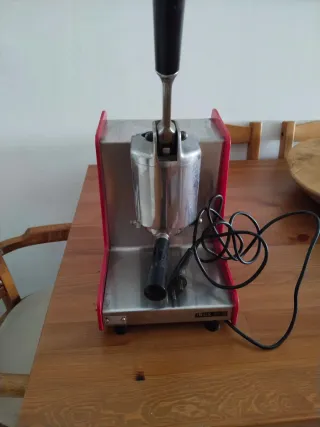 Cafetera italiana roja y plateada