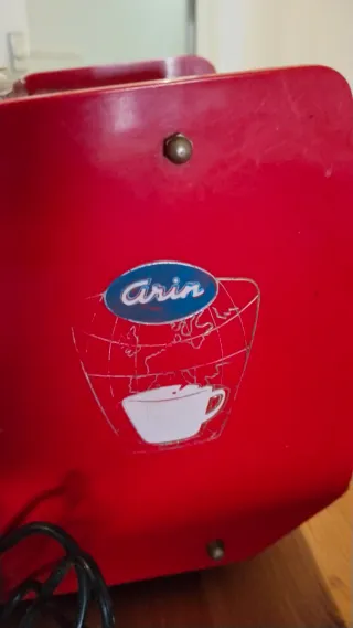 Cafetera italiana roja y plateada