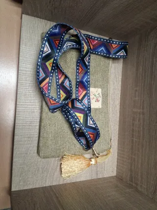 Bolso de mano verde con detalles dorados