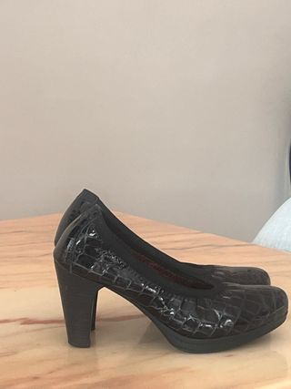 Zapatos charol negros tacón