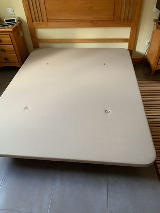 Base tapizada beige para cama