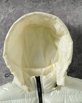 Chaleco blanco con capucha