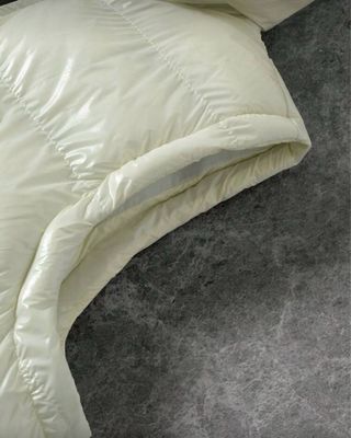 Chaleco blanco con capucha