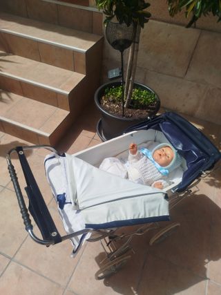 Carrito de juguete Arrue incluye muñeco con ropita