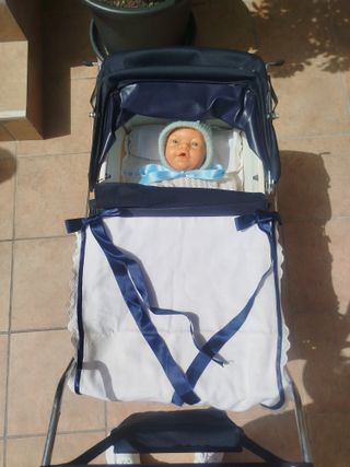 Carrito de juguete Arrue incluye muñeco con ropita