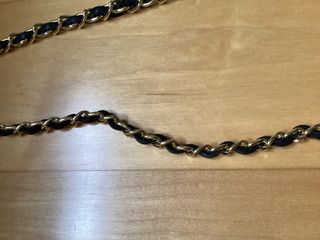 Pochette nera con dettagli oro