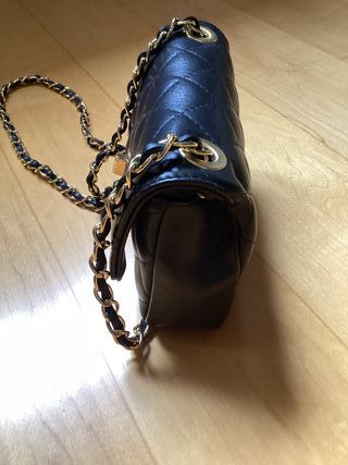 Pochette nera con dettagli oro