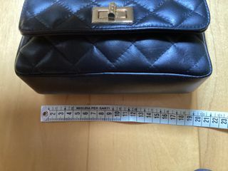 Pochette nera con dettagli oro