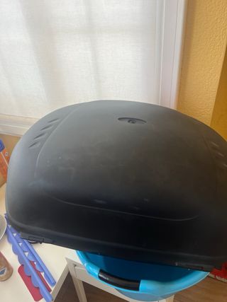 Baúl de moto negro y rojo