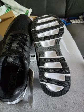 Zapatillas deportivas Kappa negras y blancas