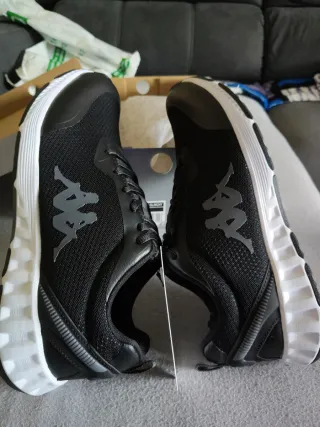 Zapatillas deportivas Kappa negras y blancas