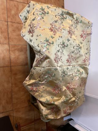 Tela con estampado de dragones dorados