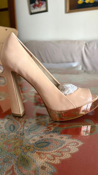 Zapatos tacón Zara beige y dorado