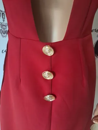 Vestido de fiesta rojo burdeos con hombreras.