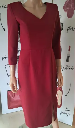 Vestido de fiesta rojo burdeos con hombreras.