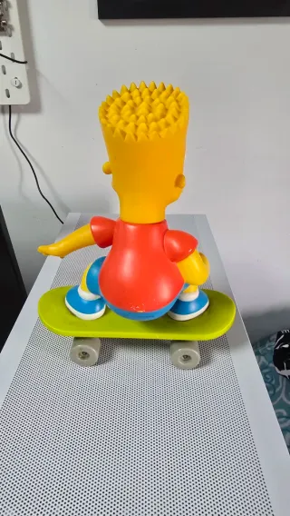 Figura colonia Bart Simpson con monopatin