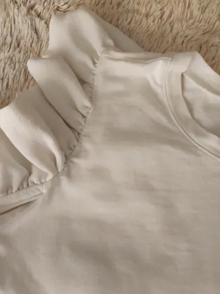 Camiseta Zara blanca volantes talla S