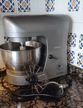 Amasadora 1200W en buen estado. Amasa 2–3 kg de h
