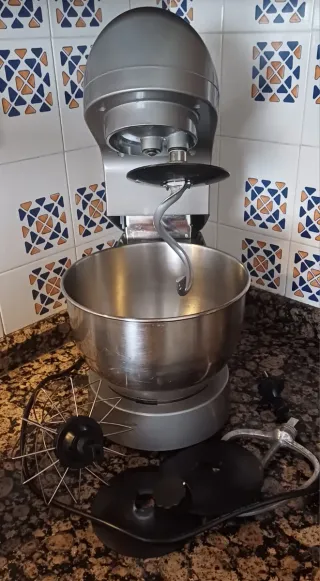 Amasadora 1200W en buen estado. Amasa 2–3 kg de h