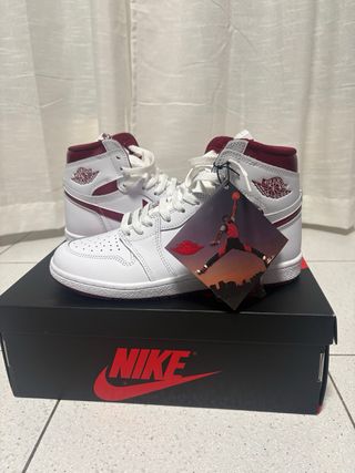 Nike Air Jordan 1 High - Blancas y Rojas