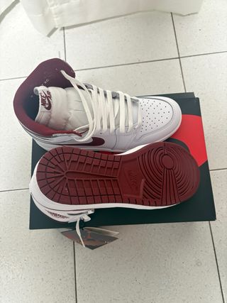 Nike Air Jordan 1 High - Blancas y Rojas