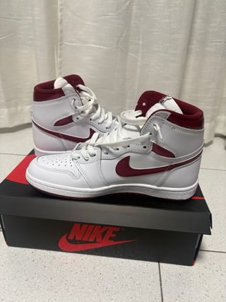 Nike Air Jordan 1 High - Blancas y Rojas