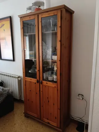 Armario madera con puertas acristaladas