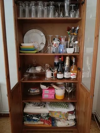 Armario madera con puertas acristaladas