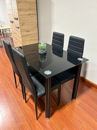 Mesa cristal y 4 sillas comedor