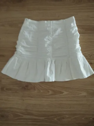 Falda blanca fruncida