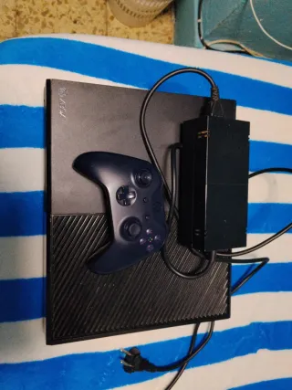 Xbox One 500GB Negra + Mando Morado