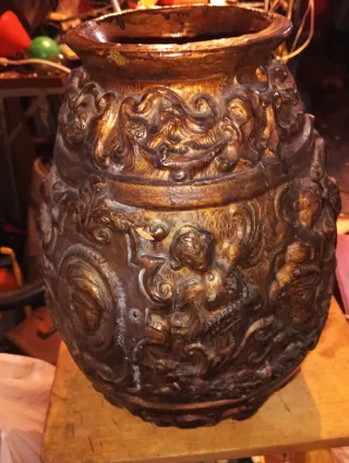 Jarrón antiguo barro con relieves dorados