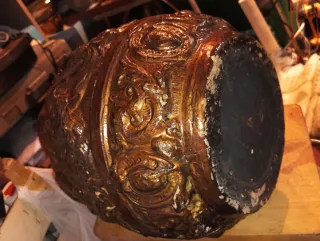 Jarrón antiguo barro con relieves dorados