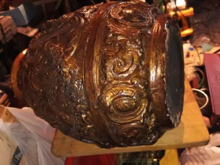 Jarrón antiguo barro con relieves dorados