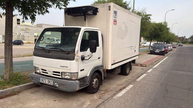 Nissan Cabstar con cajón refrigerado, año 2005 - foto 1