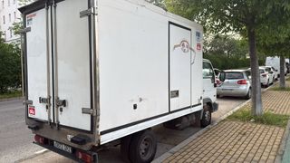 Nissan Cabstar con cajón refrigerado, año 2005