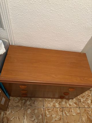 Cómoda de madera marrón