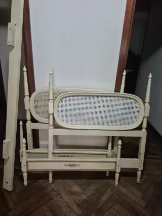 3 camas 2 mesillas y cómoda