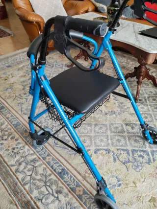 Andador con 4 ruedas y frenos azul
