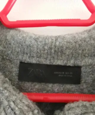 Cárdigan gris con cuello y bajo volante