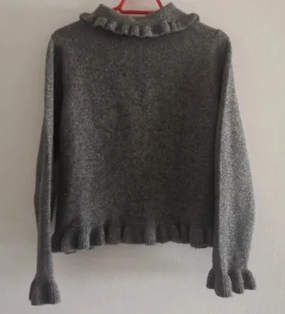Cárdigan gris con cuello y bajo volante