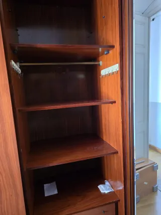 Armadio con porte scorrevoli in legno e vetro