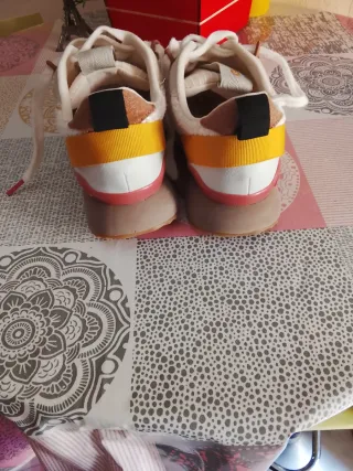 Zapatillas Banbas Beige y Blancas