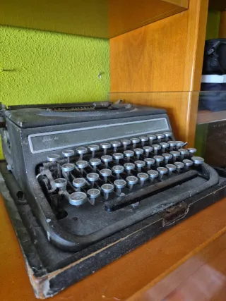 Máquina de escribir Hispano Olivetti Studio 46